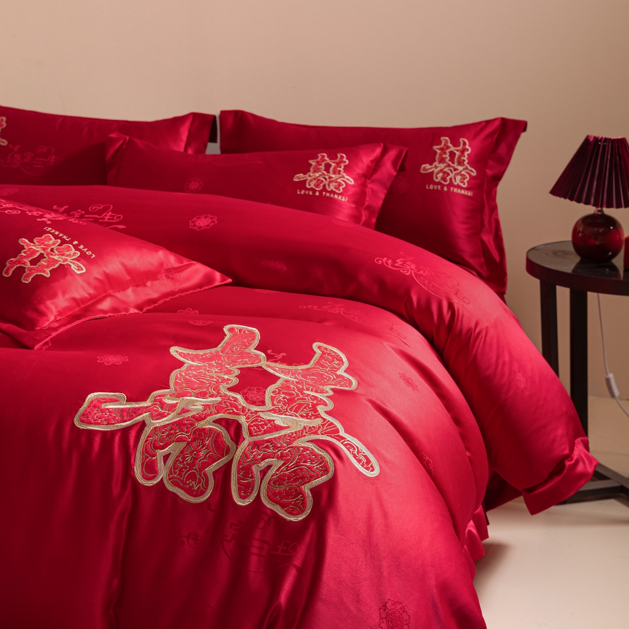 91家纺网 家纺一手货源 找家纺 （总）帝王家纺 2025新款贡缎提花贴布磨毛刺绣婚庆四件套红色结婚床上用品