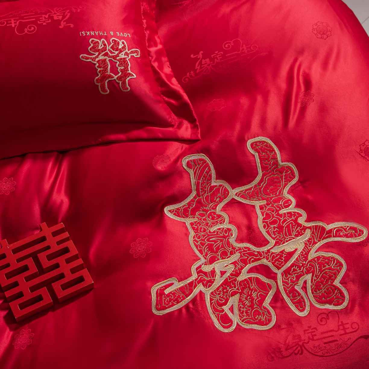 91家纺网 家纺一手货源 找家纺 （总）帝王家纺 2025新款贡缎提花贴布磨毛刺绣婚庆四件套红色结婚床上用品