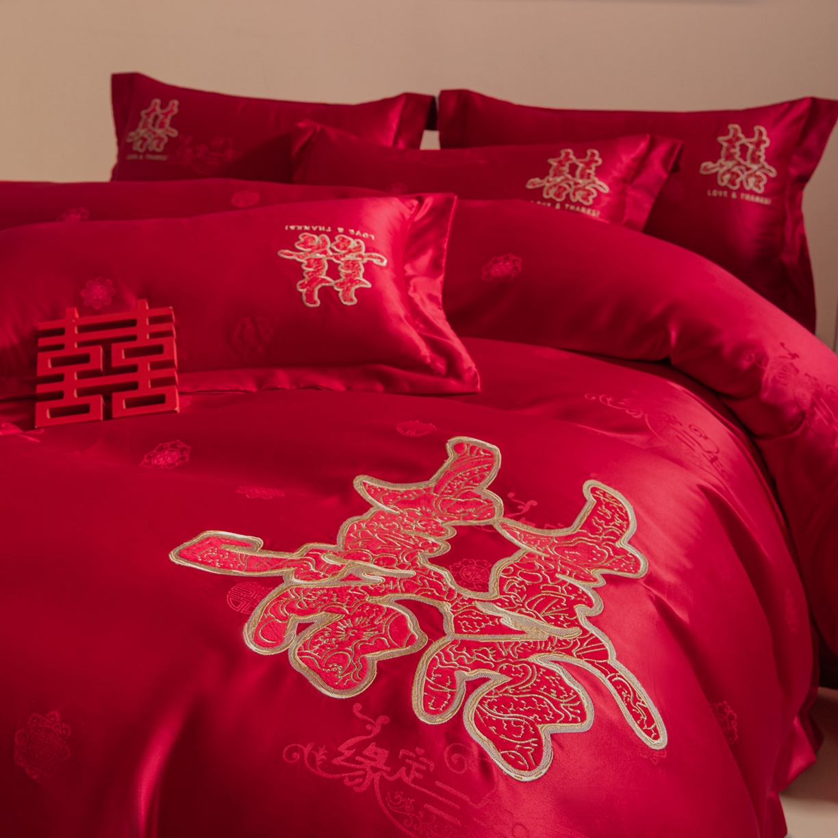 91家纺网 家纺一手货源 找家纺 （总）帝王家纺 2025新款贡缎提花贴布磨毛刺绣婚庆四件套红色结婚床上用品