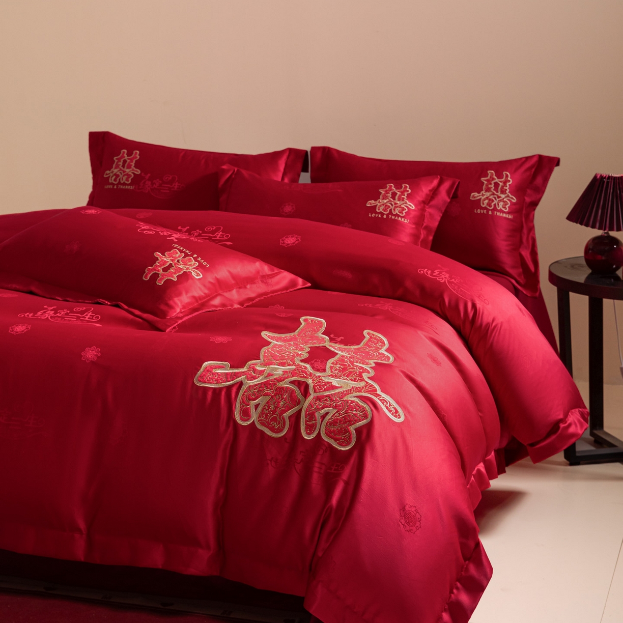 91家纺网 家纺一手货源 找家纺 （总）帝王家纺 2025新款贡缎提花贴布磨毛刺绣婚庆四件套红色结婚床上用品