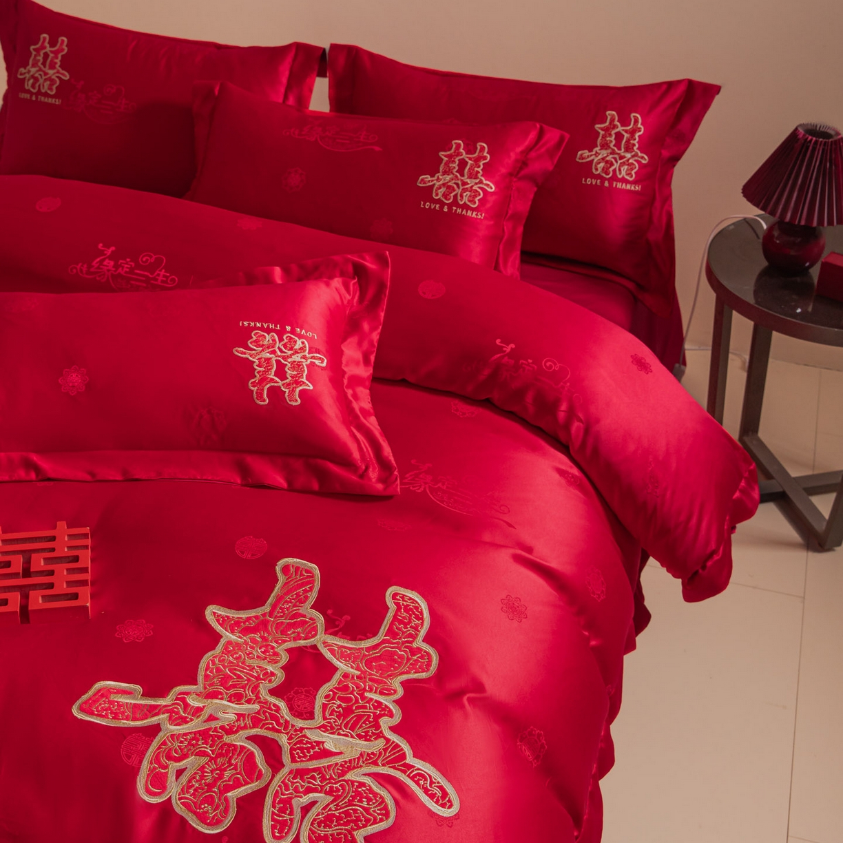 91家纺网 家纺一手货源 找家纺 （总）帝王家纺 2025新款贡缎提花贴布磨毛刺绣婚庆四件套红色结婚床上用品
