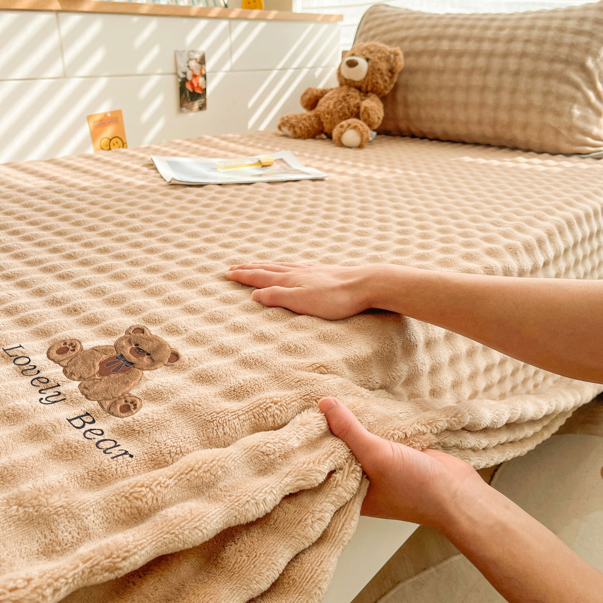 91家纺网 家纺一手货源 找家纺 爱思凯家纺 2025新款学生儿童房泡泡绒床单-松饼熊 松饼熊床单-卡其