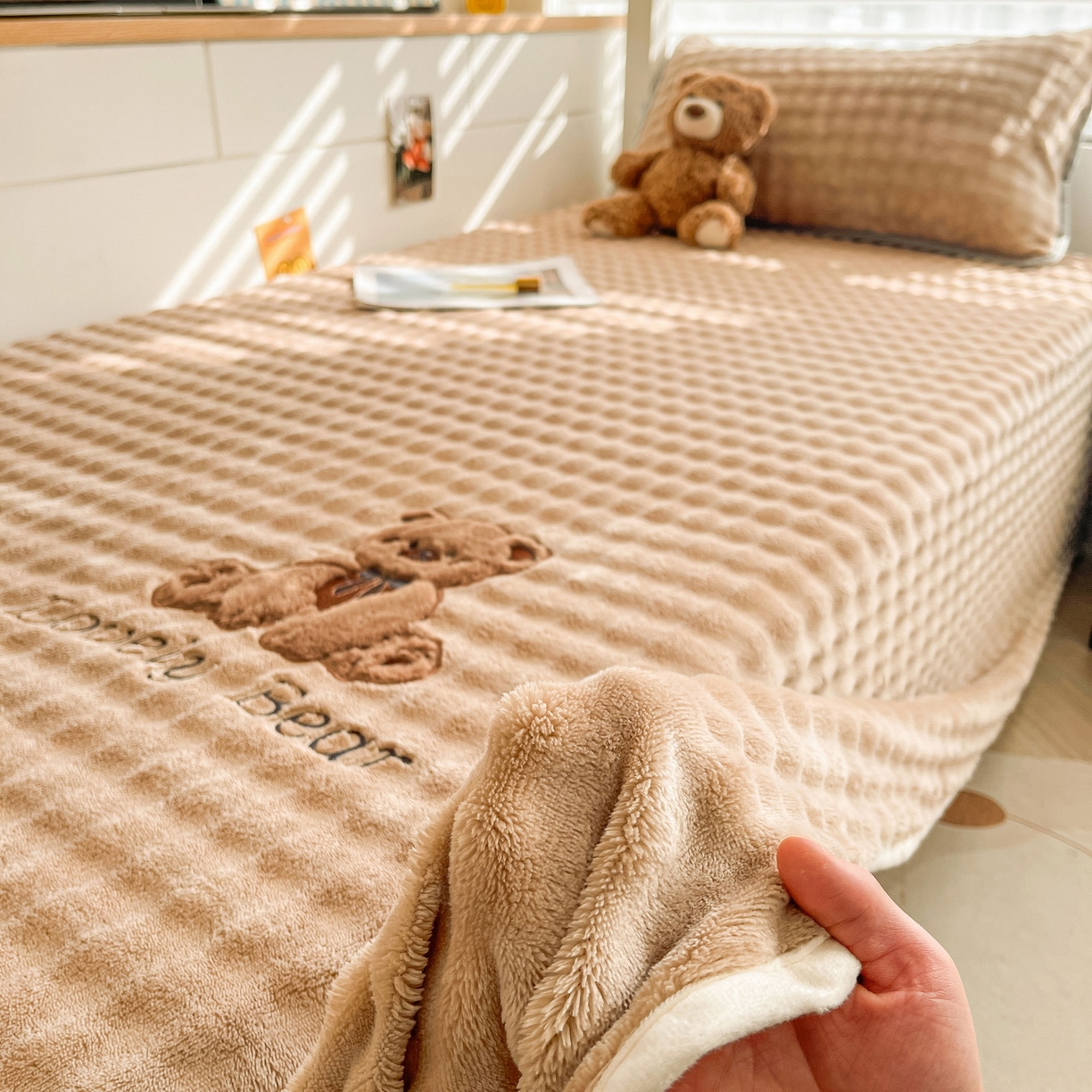 91家纺网 家纺一手货源 找家纺 爱思凯家纺 2025新款学生儿童房泡泡绒床单-松饼熊 松饼熊床单-卡其