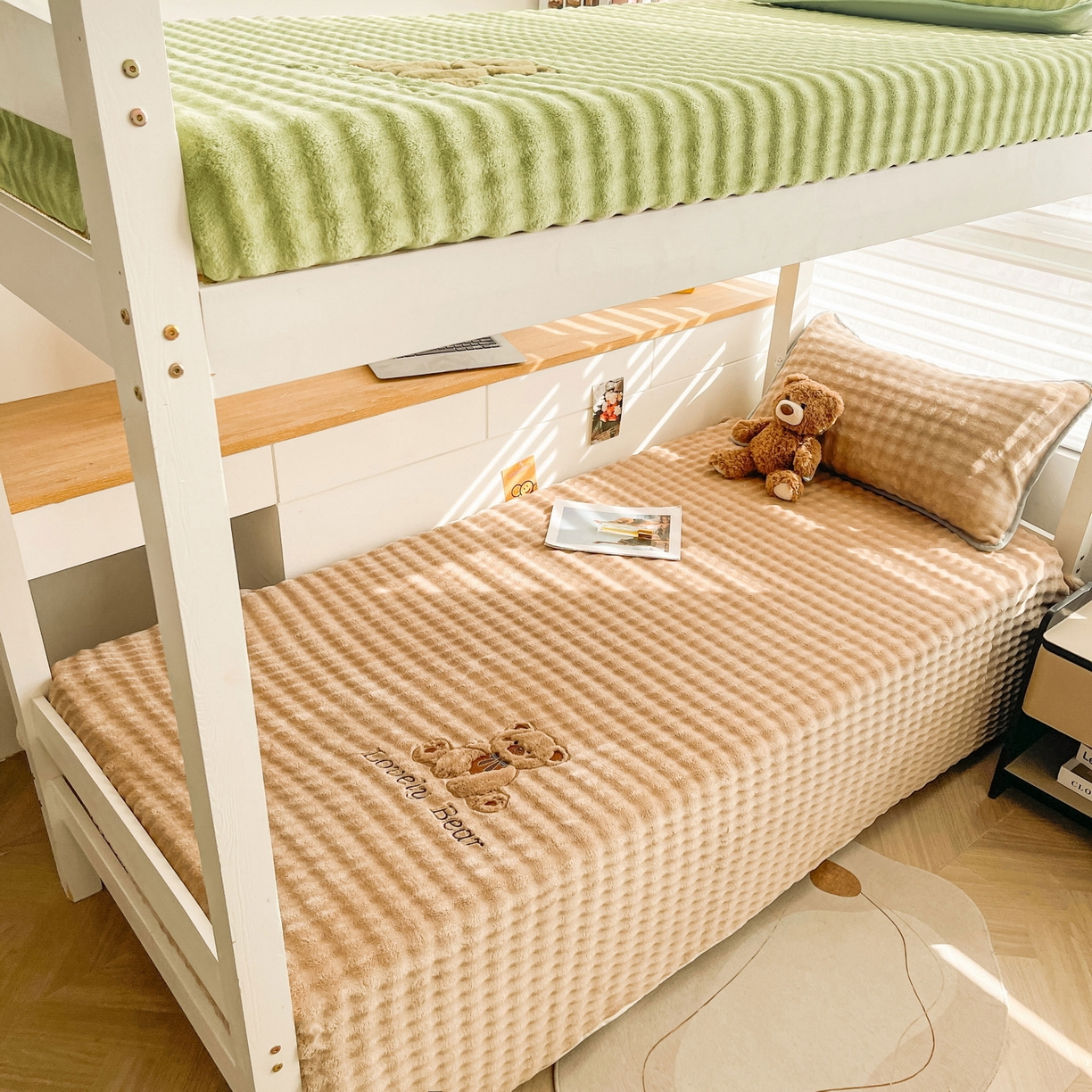 91家纺网 家纺一手货源 找家纺 爱思凯家纺 2025新款学生儿童房泡泡绒床单-松饼熊 松饼熊床单-卡其