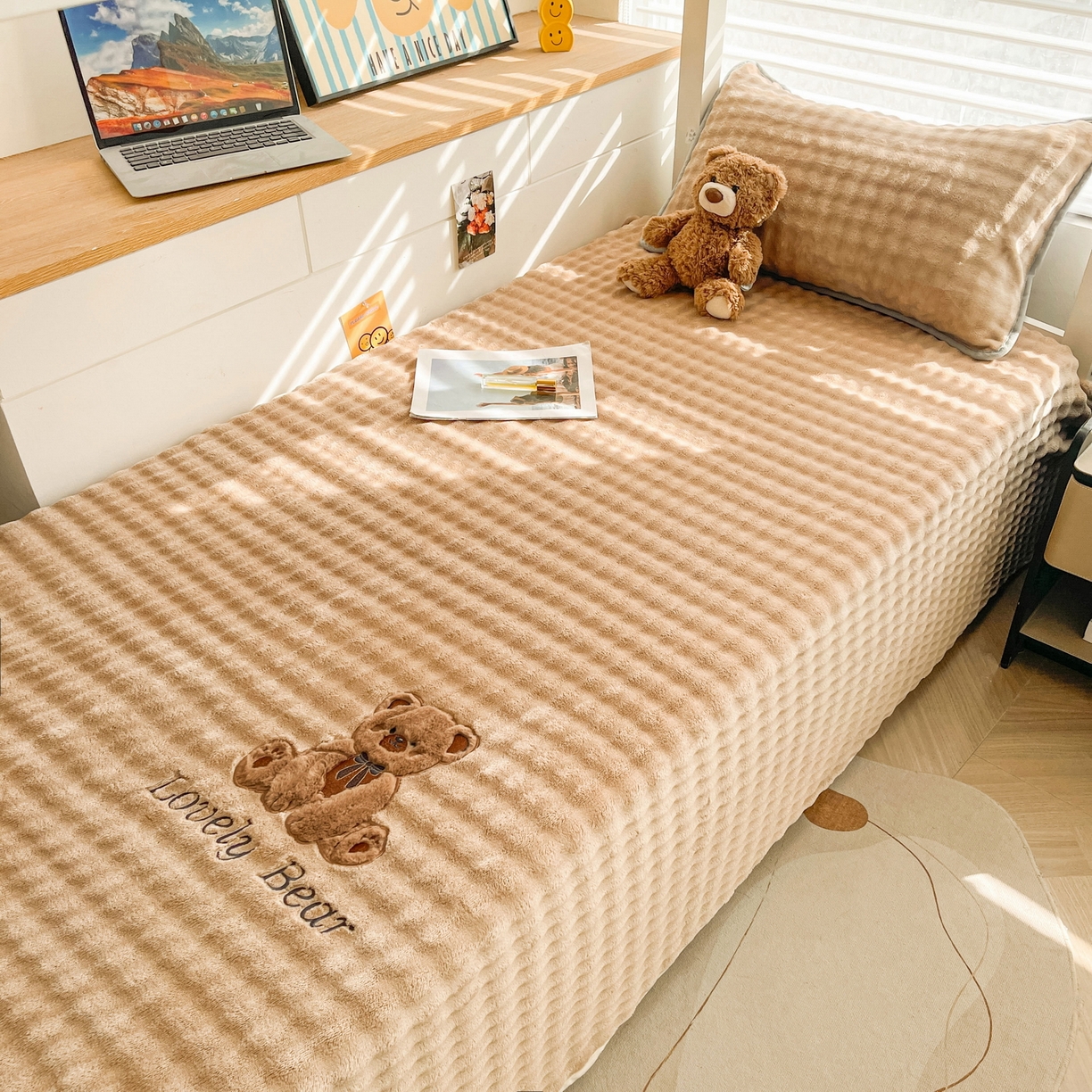 91家纺网 家纺一手货源 找家纺 爱思凯家纺 2025新款学生儿童房泡泡绒床单-松饼熊 松饼熊床单-卡其