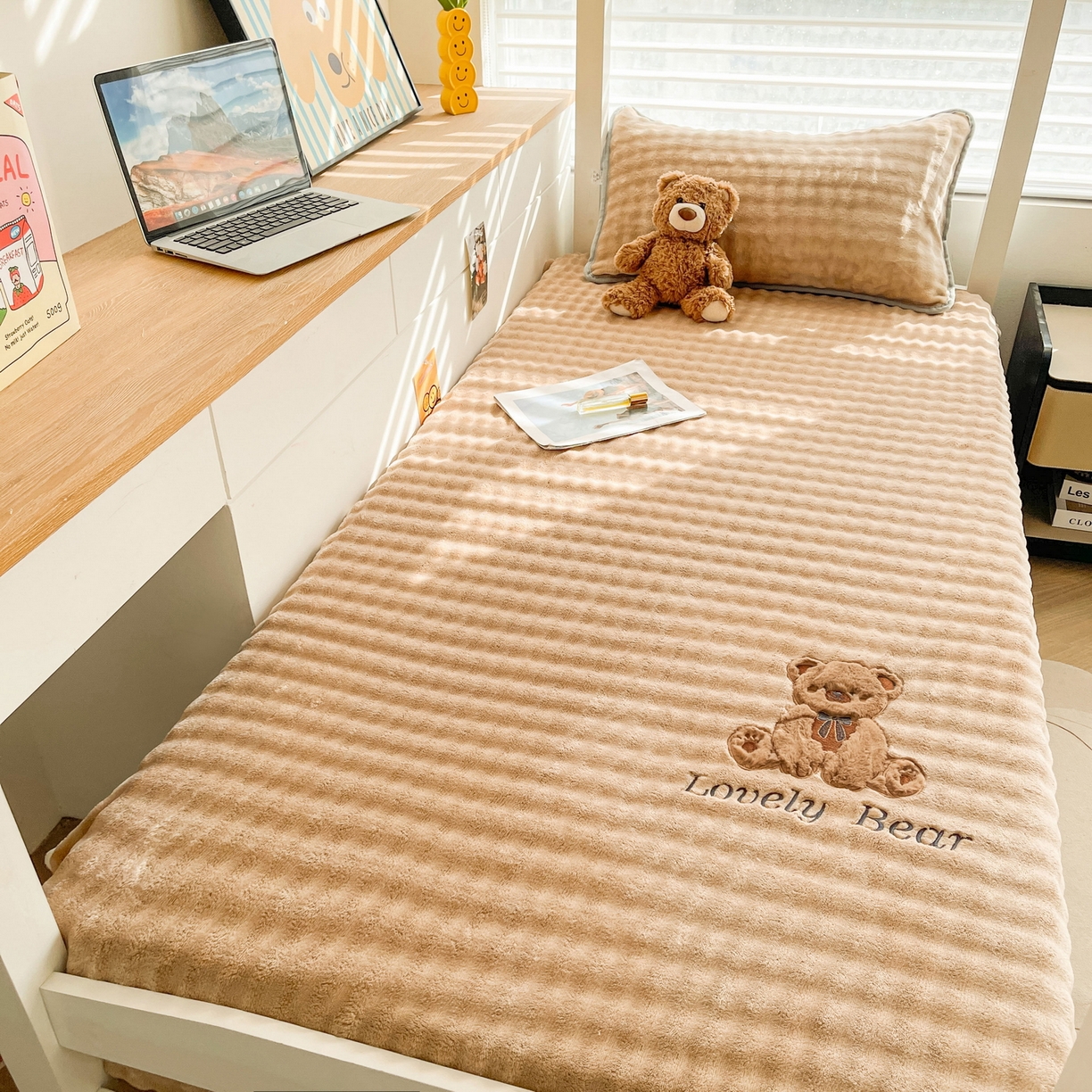 91家纺网 家纺一手货源 找家纺 爱思凯家纺 2025新款学生儿童房泡泡绒床单-松饼熊 松饼熊床单-卡其
