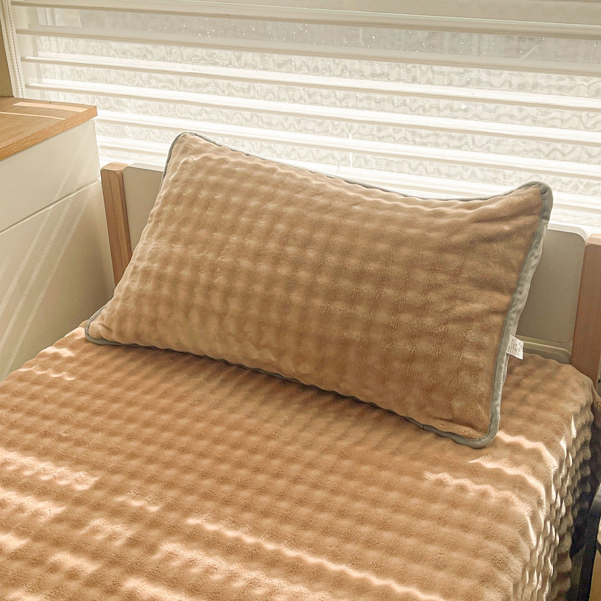 91家纺网 家纺一手货源 找家纺 爱思凯家纺 2025新款学生儿童房泡泡绒床单-松饼熊 松饼熊床单-卡其