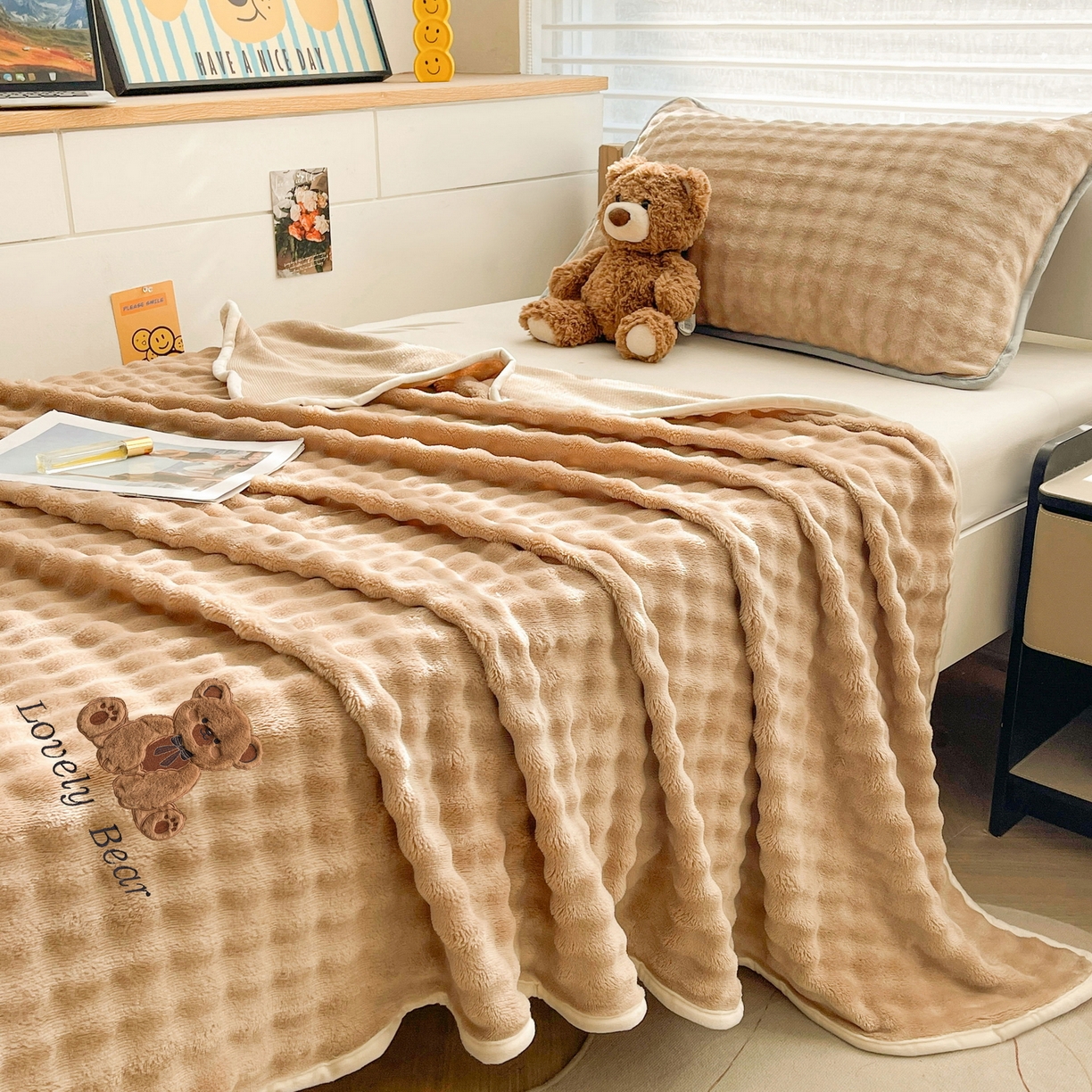 91家纺网 家纺一手货源 找家纺 爱思凯家纺 2025新款学生儿童房泡泡绒床单-松饼熊 松饼熊床单-卡其