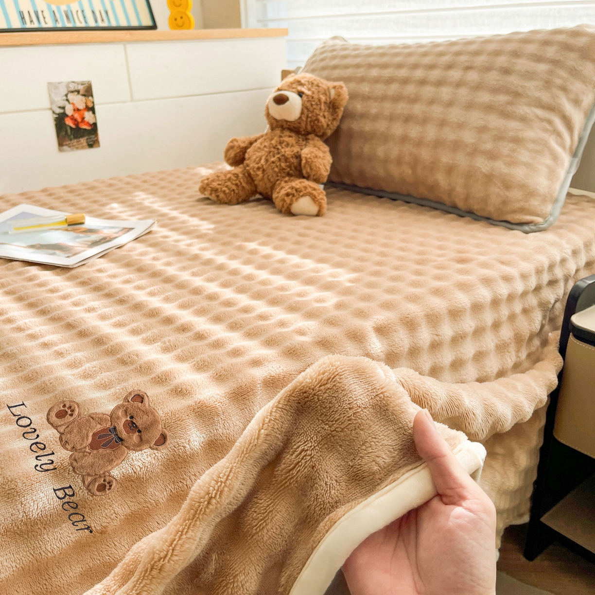 91家纺网 家纺一手货源 找家纺 爱思凯家纺 2025新款学生儿童房泡泡绒床单-松饼熊 松饼熊床单-卡其