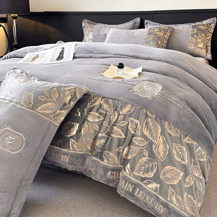 91家纺网 家纺一手货源 找家纺 帝王家纺 2025新款冬季刺绣加厚保暖烫金牛奶绒四件套珊瑚绒轻奢高级感 灰色
