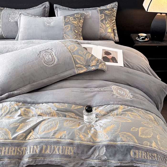 91家纺网 家纺一手货源 找家纺 帝王家纺 2025新款冬季刺绣加厚保暖烫金牛奶绒四件套珊瑚绒轻奢高级感 灰色