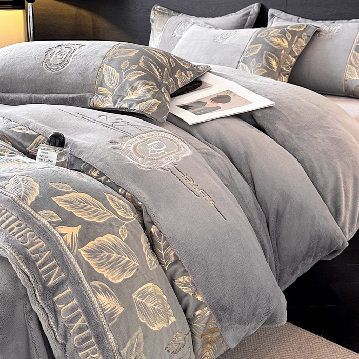 91家纺网 家纺一手货源 找家纺 帝王家纺 2025新款冬季刺绣加厚保暖烫金牛奶绒四件套珊瑚绒轻奢高级感 灰色