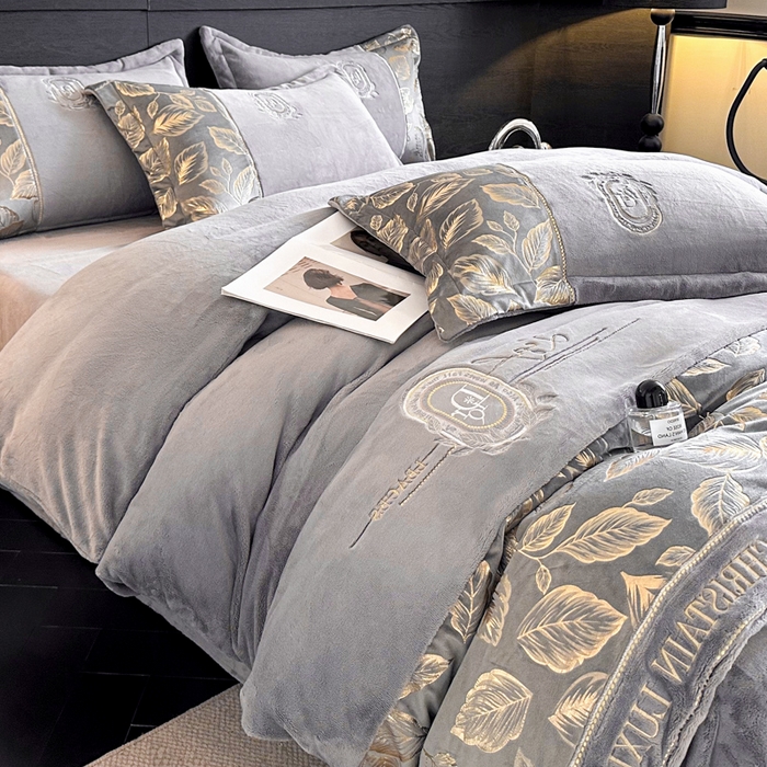 91家纺网 家纺一手货源 找家纺 帝王家纺 2025新款冬季刺绣加厚保暖烫金牛奶绒四件套珊瑚绒轻奢高级感 灰色