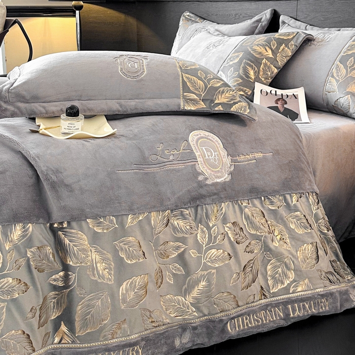 91家纺网 家纺一手货源 找家纺 帝王家纺 2025新款冬季刺绣加厚保暖烫金牛奶绒四件套珊瑚绒轻奢高级感 灰色