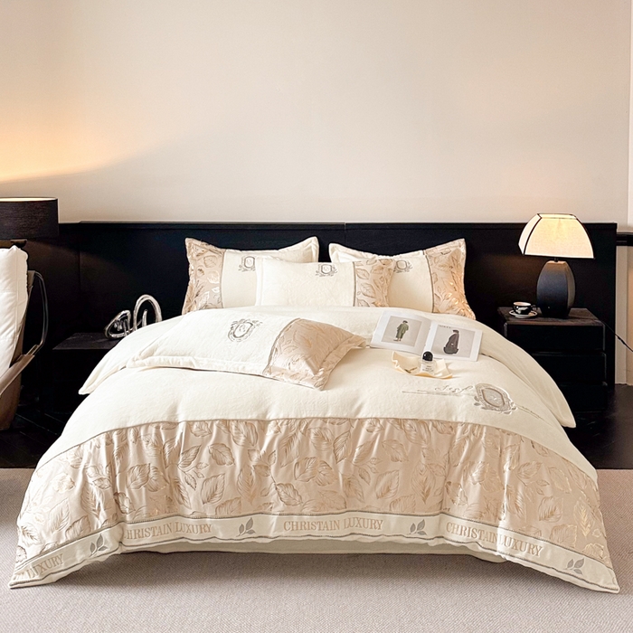 91家纺网 家纺一手货源 找家纺 帝王家纺 2025新款冬季刺绣加厚保暖烫金牛奶绒四件套珊瑚绒轻奢高级感 米白