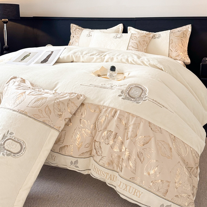 91家纺网 家纺一手货源 找家纺 帝王家纺 2025新款冬季刺绣加厚保暖烫金牛奶绒四件套珊瑚绒轻奢高级感 米白