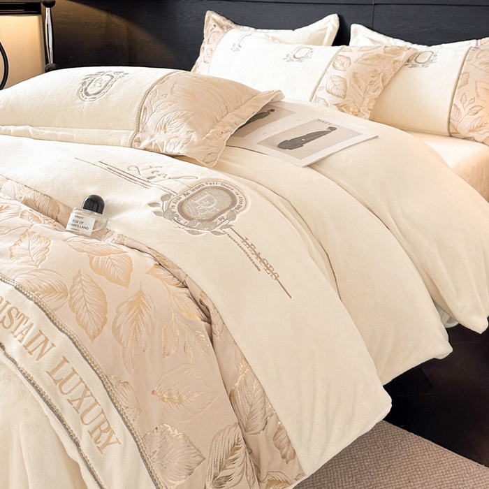 91家纺网 家纺一手货源 找家纺 帝王家纺 2025新款冬季刺绣加厚保暖烫金牛奶绒四件套珊瑚绒轻奢高级感 米白