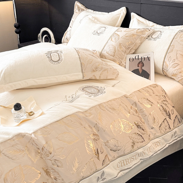 91家纺网 家纺一手货源 找家纺 帝王家纺 2025新款冬季刺绣加厚保暖烫金牛奶绒四件套珊瑚绒轻奢高级感 米白