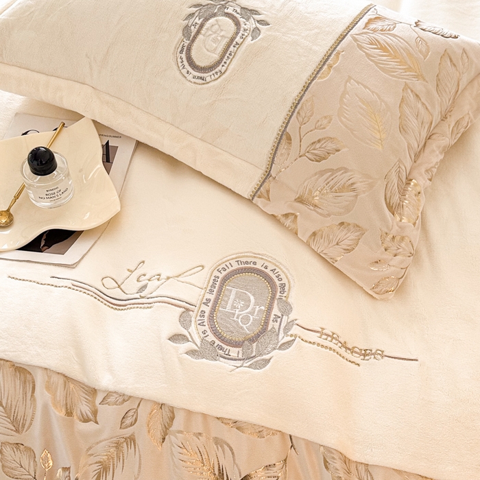 91家纺网 家纺一手货源 找家纺 帝王家纺 2025新款冬季刺绣加厚保暖烫金牛奶绒四件套珊瑚绒轻奢高级感 米白