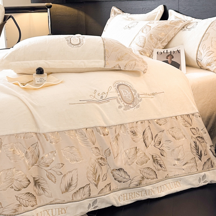 91家纺网 家纺一手货源 找家纺 帝王家纺 2025新款冬季刺绣加厚保暖烫金牛奶绒四件套珊瑚绒轻奢高级感 米白