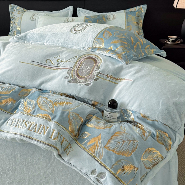 91家纺网 家纺一手货源 找家纺 帝王家纺 2025新款冬季刺绣加厚保暖烫金牛奶绒四件套珊瑚绒轻奢高级感 青蓝