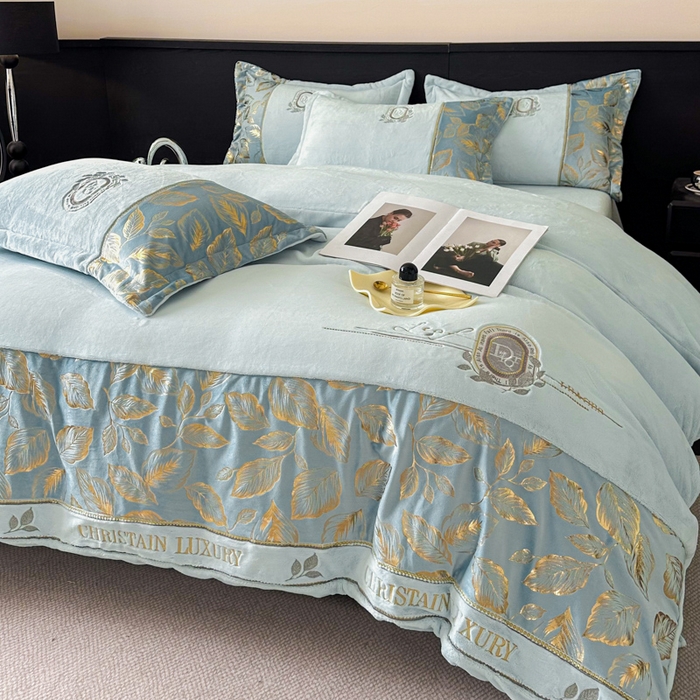 91家纺网 家纺一手货源 找家纺 帝王家纺 2025新款冬季刺绣加厚保暖烫金牛奶绒四件套珊瑚绒轻奢高级感 青蓝