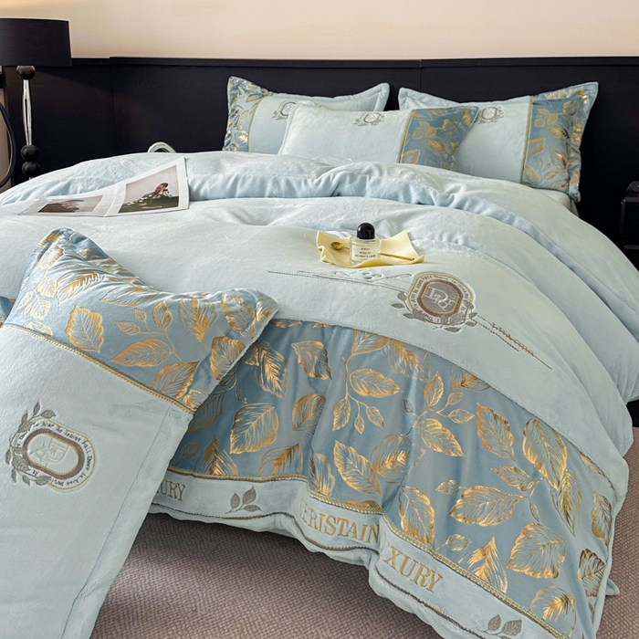 91家纺网 家纺一手货源 找家纺 帝王家纺 2025新款冬季刺绣加厚保暖烫金牛奶绒四件套珊瑚绒轻奢高级感 青蓝