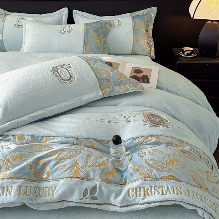 91家纺网 家纺一手货源 找家纺 帝王家纺 2025新款冬季刺绣加厚保暖烫金牛奶绒四件套珊瑚绒轻奢高级感 青蓝