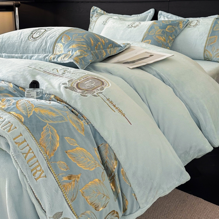 91家纺网 家纺一手货源 找家纺 帝王家纺 2025新款冬季刺绣加厚保暖烫金牛奶绒四件套珊瑚绒轻奢高级感 青蓝