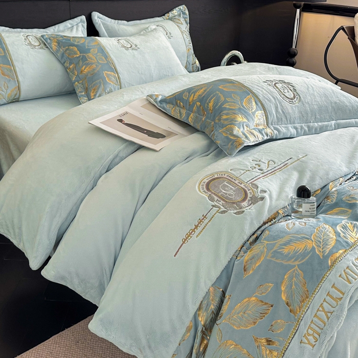 91家纺网 家纺一手货源 找家纺 帝王家纺 2025新款冬季刺绣加厚保暖烫金牛奶绒四件套珊瑚绒轻奢高级感 青蓝