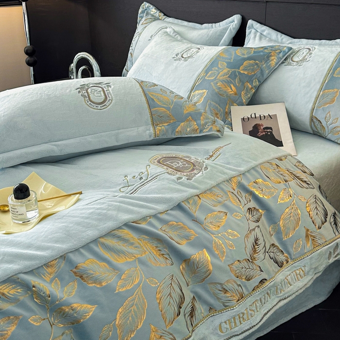 91家纺网 家纺一手货源 找家纺 帝王家纺 2025新款冬季刺绣加厚保暖烫金牛奶绒四件套珊瑚绒轻奢高级感 青蓝