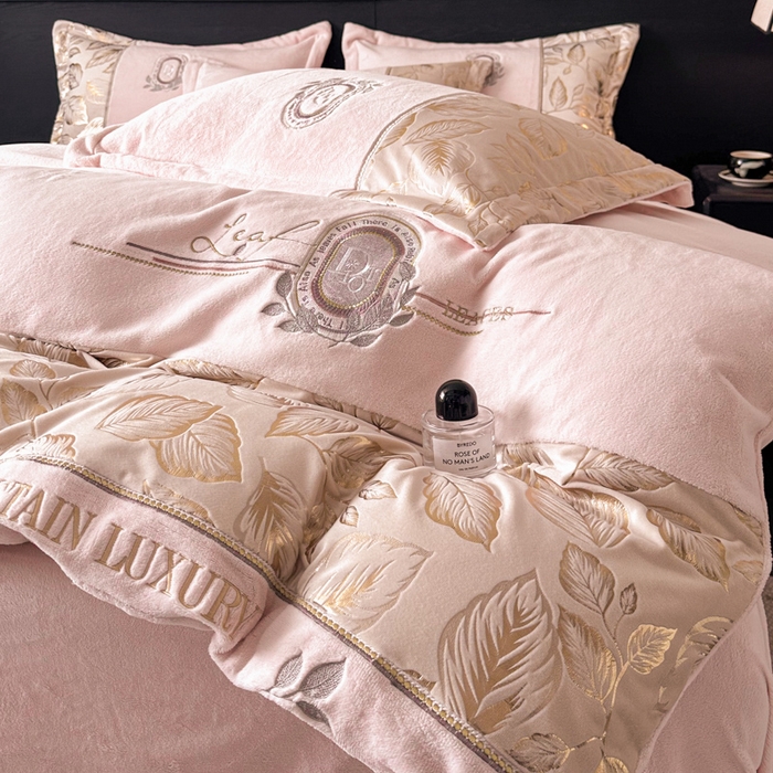 91家纺网 家纺一手货源 找家纺 帝王家纺 2025新款冬季刺绣加厚保暖烫金牛奶绒四件套珊瑚绒轻奢高级感 柔粉