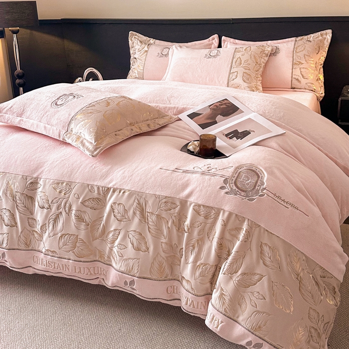 91家纺网 家纺一手货源 找家纺 帝王家纺 2025新款冬季刺绣加厚保暖烫金牛奶绒四件套珊瑚绒轻奢高级感 柔粉