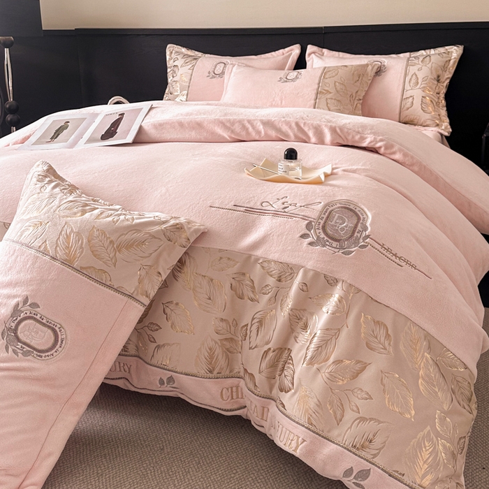 91家纺网 家纺一手货源 找家纺 帝王家纺 2025新款冬季刺绣加厚保暖烫金牛奶绒四件套珊瑚绒轻奢高级感 柔粉