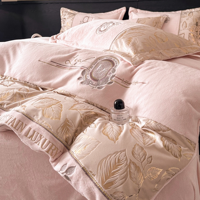 91家纺网 家纺一手货源 找家纺 帝王家纺 2025新款冬季刺绣加厚保暖烫金牛奶绒四件套珊瑚绒轻奢高级感 柔粉