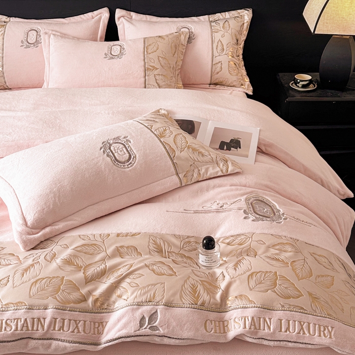 91家纺网 家纺一手货源 找家纺 帝王家纺 2025新款冬季刺绣加厚保暖烫金牛奶绒四件套珊瑚绒轻奢高级感 柔粉