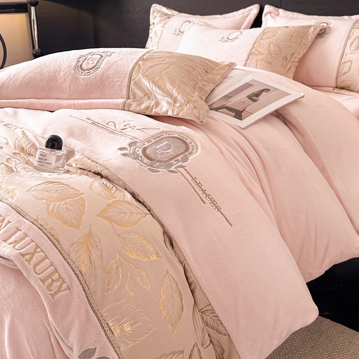91家纺网 家纺一手货源 找家纺 帝王家纺 2025新款冬季刺绣加厚保暖烫金牛奶绒四件套珊瑚绒轻奢高级感 柔粉