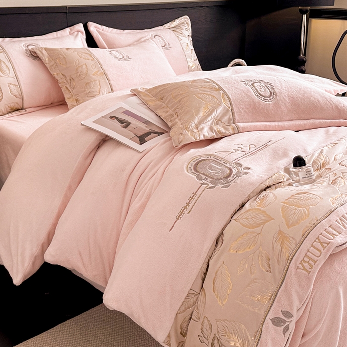 91家纺网 家纺一手货源 找家纺 帝王家纺 2025新款冬季刺绣加厚保暖烫金牛奶绒四件套珊瑚绒轻奢高级感 柔粉