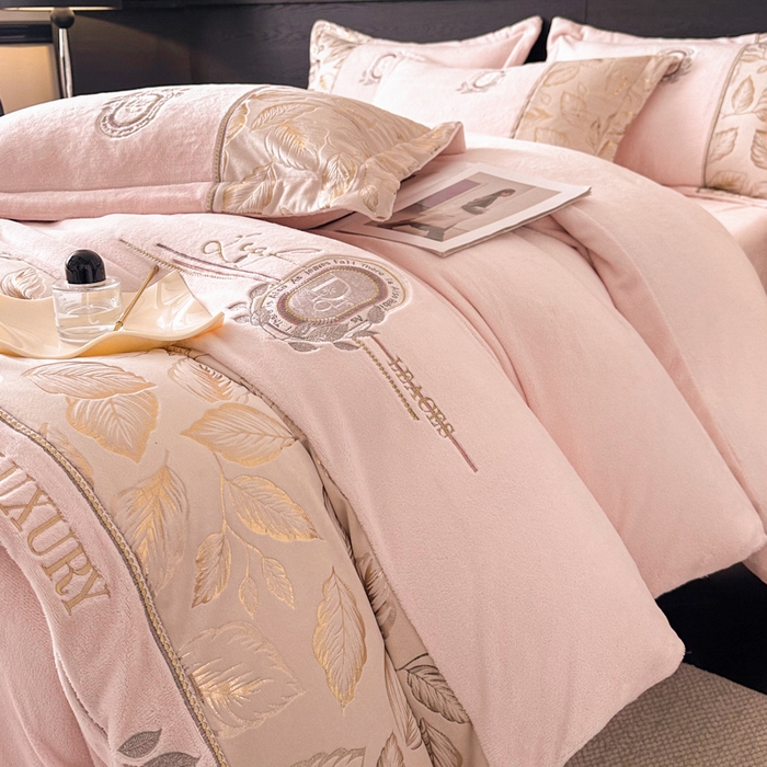 帝王家纺 2025新款冬季刺绣加厚保暖烫金牛奶绒四件套珊瑚绒轻奢高级感 柔粉