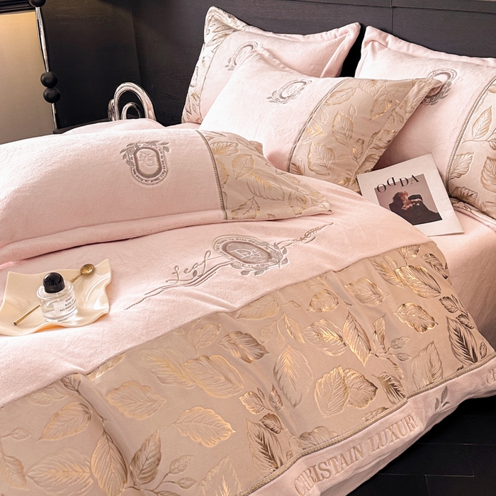 91家纺网 家纺一手货源 找家纺 帝王家纺 2025新款冬季刺绣加厚保暖烫金牛奶绒四件套珊瑚绒轻奢高级感 柔粉