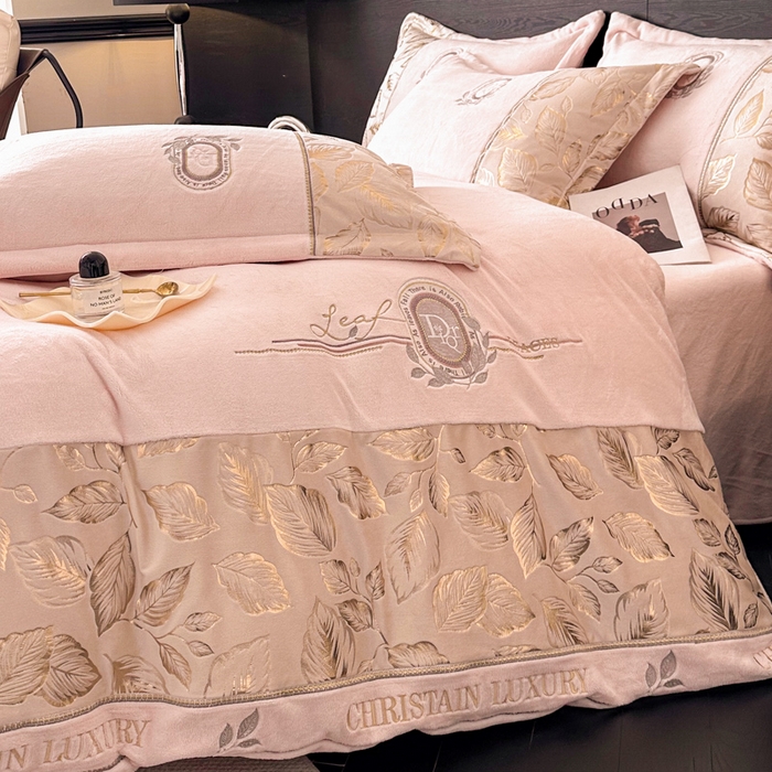 91家纺网 家纺一手货源 找家纺 帝王家纺 2025新款冬季刺绣加厚保暖烫金牛奶绒四件套珊瑚绒轻奢高级感 柔粉