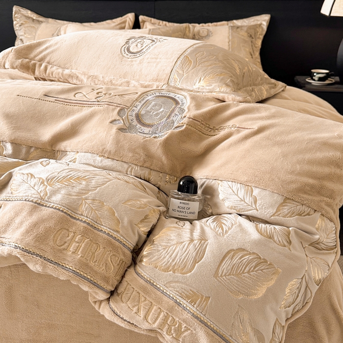 91家纺网 家纺一手货源 找家纺 帝王家纺 2025新款冬季刺绣加厚保暖烫金牛奶绒四件套珊瑚绒轻奢高级感 香槟