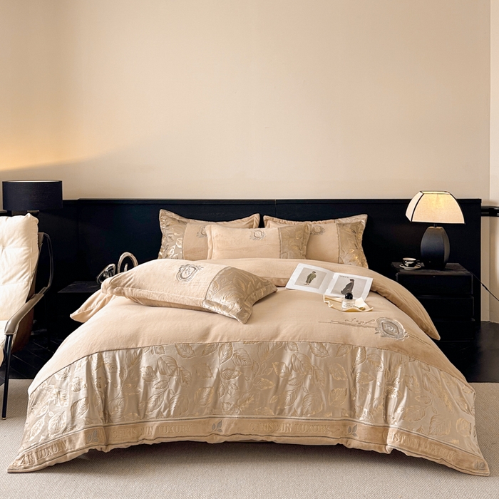 91家纺网 家纺一手货源 找家纺 帝王家纺 2025新款冬季刺绣加厚保暖烫金牛奶绒四件套珊瑚绒轻奢高级感 香槟