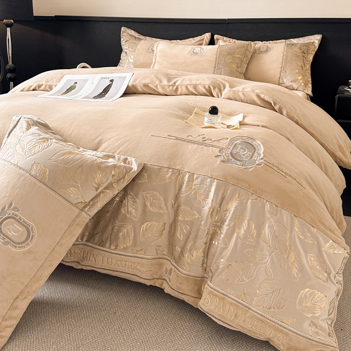 91家纺网 家纺一手货源 找家纺 帝王家纺 2025新款冬季刺绣加厚保暖烫金牛奶绒四件套珊瑚绒轻奢高级感 香槟