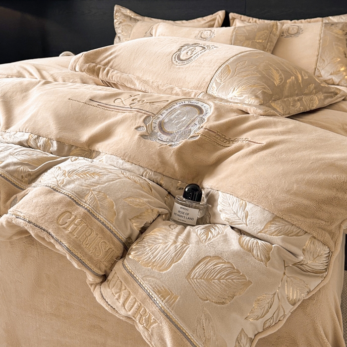 91家纺网 家纺一手货源 找家纺 帝王家纺 2025新款冬季刺绣加厚保暖烫金牛奶绒四件套珊瑚绒轻奢高级感 香槟