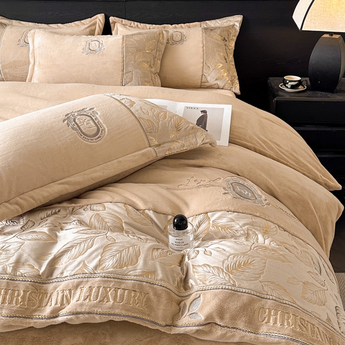 91家纺网 家纺一手货源 找家纺 帝王家纺 2025新款冬季刺绣加厚保暖烫金牛奶绒四件套珊瑚绒轻奢高级感 香槟