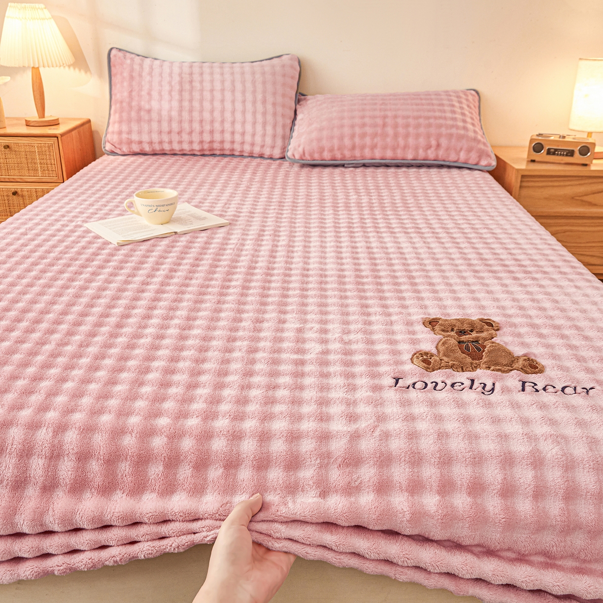 91家纺网 家纺一手货源 找家纺 （总）爱思凯家纺 2025新款加厚泡泡绒纯色床笠-松饼熊