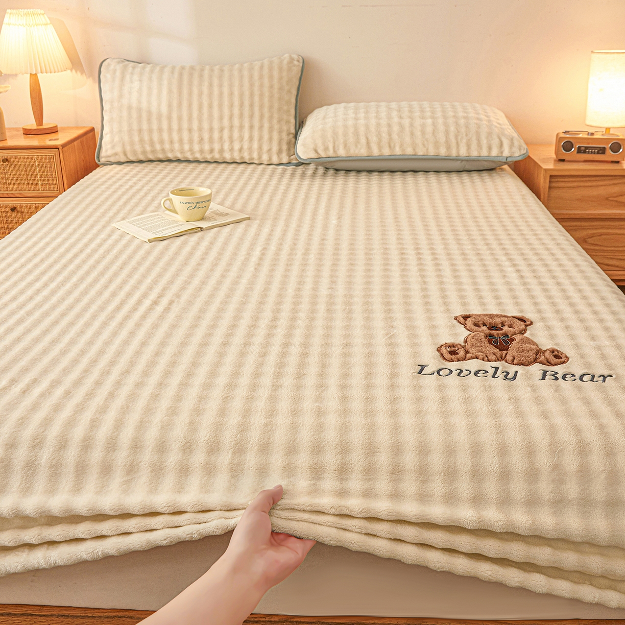 91家纺网 家纺一手货源 找家纺 （总）爱思凯家纺 2025新款加厚泡泡绒纯色床笠-松饼熊