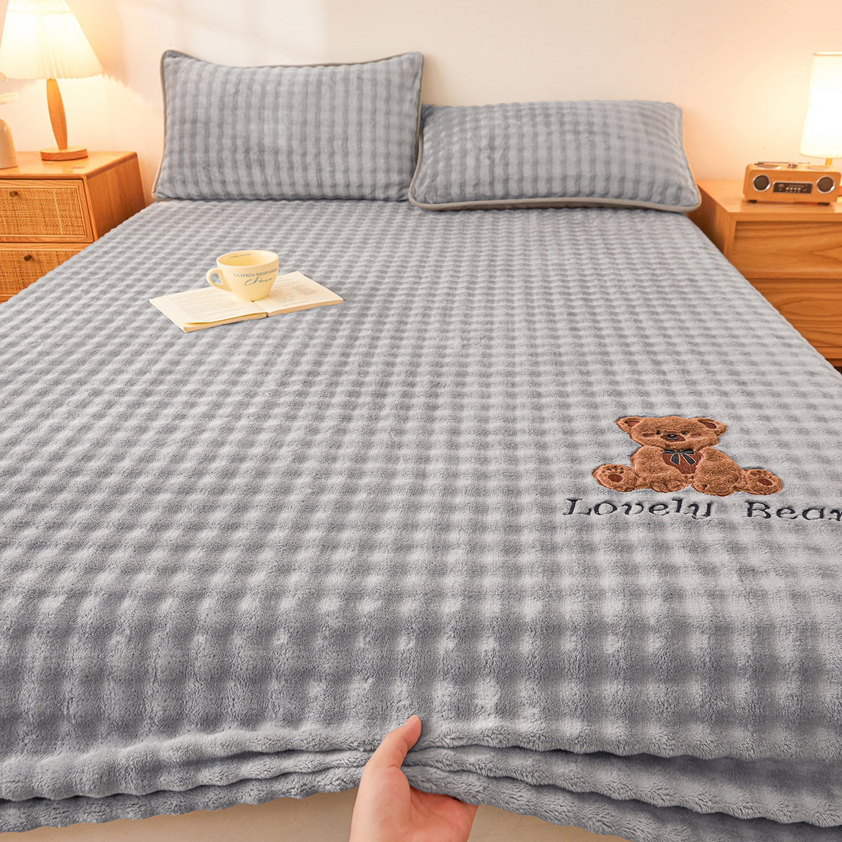 91家纺网 家纺一手货源 找家纺 （总）爱思凯家纺 2025新款加厚泡泡绒纯色床笠-松饼熊