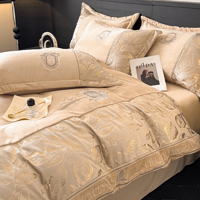 91家纺网 家纺一手货源 找家纺 帝王家纺 2025新款冬季刺绣加厚保暖烫金牛奶绒四件套珊瑚绒轻奢高级感 香槟
